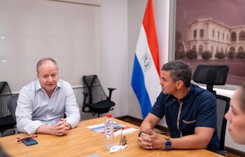 El ministro de Economía, Carlos Fernández Valdovinos, con el presidente Santiago Peña (camisa azul).