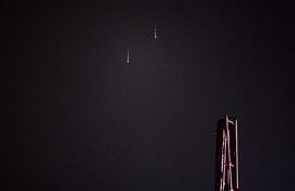 Chispas y humo de una aparente intercepción de un misil se observan en el cielo de Dubái, Emiratos Árabes Unidos, en la madrugada del 1 de marzo de 2026.