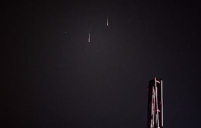 Chispas y humo de una aparente intercepción de un misil se observan en el cielo de Dubái, Emiratos Árabes Unidos, en la madrugada del 1 de marzo de 2026.