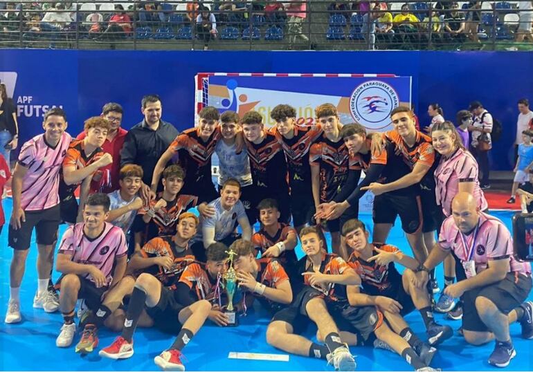 Los U16 de Hernandarias celebran el título nacional.