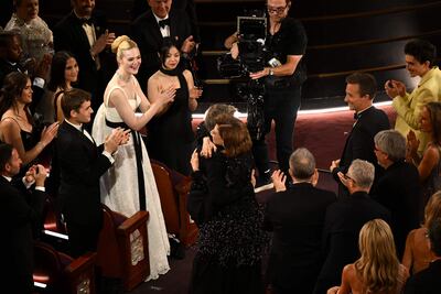 El director brasileño Walter Salles abraza a la actriz Fernanda Torres, protagonista de "Aún estoy aquí", antes de subirse a recibir el premio por la Mejor Película Internacional.
