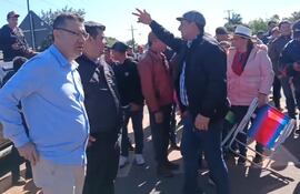 Ante la presión ciudadana, el gobernador de San Pedro, Freddy D’Ecclesiis (ANR-HC), se acercó a dialogar con los manifestantes, comprometiéndose a gestionar soluciones ante el Ministerio de Obras Públicas y Comunicaciones (MOPC)