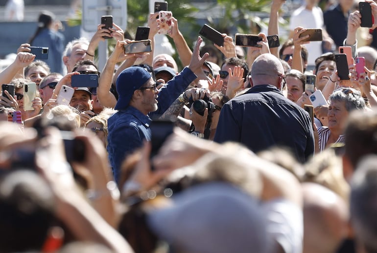 Brad Pitt desató la locura de sus fans presentes en el Festival de Cine de San Sebastián. (EFE/Juan Herrero)