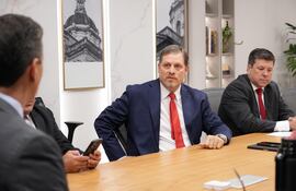 El presidente Santiago Peña con el senador Natalicio Chase y el ministro del MIC, Javier Giménez.