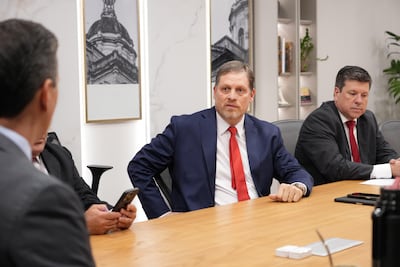 El presidente Santiago Peña con el senador Natalicio Chase y el ministro del MIC, Javier Giménez.