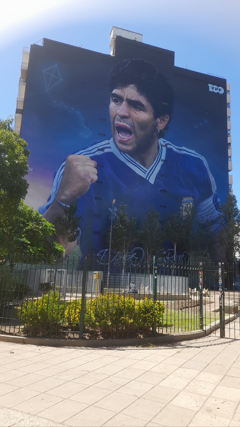 Mural de Diego Maradona en la Avda. San Juan.