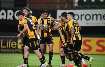 El extremo de Guaraní, Víctor Céspedes recibe las felicitaciones de sus compañeros tras anotar el tanto ganador del Aborigen sobre el Sportivo 2 de Mayo.