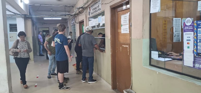 Conductores se acercan a las ventanillas de cobro para cumplir con el canon por renovación y revalidación de licencias