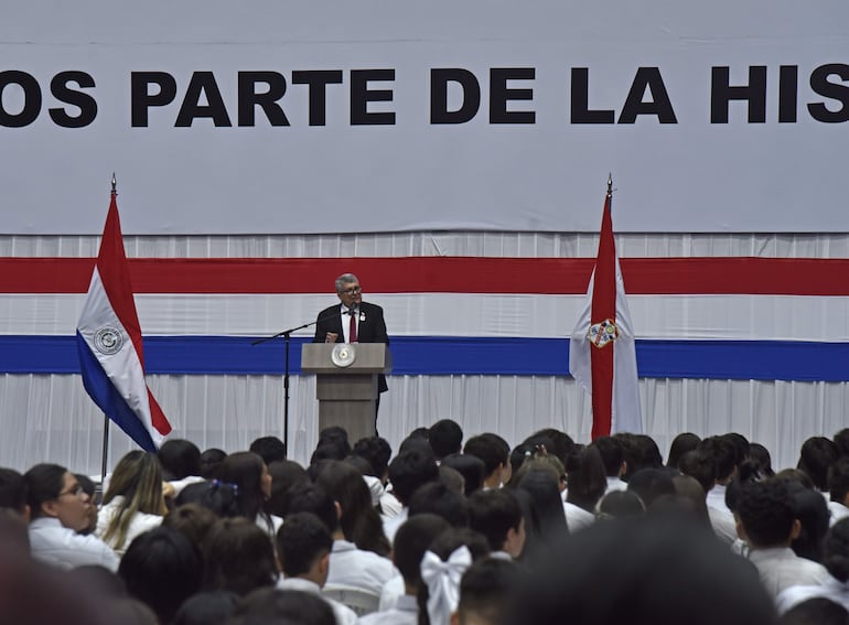 Antonio Dubrez, director del CNC, durante su discurso en el cual "se rindió" ante el vicepresidente Pedro Alliana.