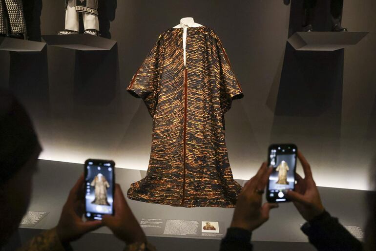 Personas toman fotos de una pieza de moda usada por el fallecido periodista de moda estadounidense Andre Leon Talley, quien se dice inspiró esta exhibición, durante la vista previa de prensa para la inauguración de la exposición del Instituto del Traje del Met 'Superfine: Tailoring Black Style' en el Museo Metropolitano de Arte de Nueva York, Nueva York, EE. UU., 05 de mayo de 2025.