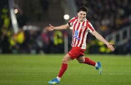 El delantero del Atlético de Madrid, Julián Álvarez, tras conseguir el primer gol del equipo rojiblanco durante el encuentro correspondiente a la ida de los cuartos de final de la Liga de Campeones que disputan este miércoles FC Barcelona y Atlético de Madrid en el estadio Camp Nou, en Barcelona.