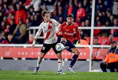 El paraguayo Matías Galarza Fonda, de 23 años, en acción durante el partido del sábado entre Independiente y River Plate, en Avellaneda.