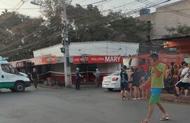 Varias personas se acercaron a observar luego de escuchar la explosión dentro de la pollería Mary.