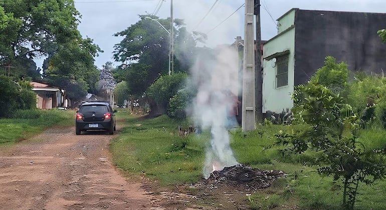 Vecinos piden a la Municipalidad de Carapeguá que intervenga ante la quema de residuos domiciliarios.