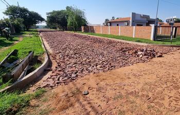 Obra de empedrado, suspendido por falta de presupuesto de la Gobernación de Misiones en la ciudad de San Juan Bautista.