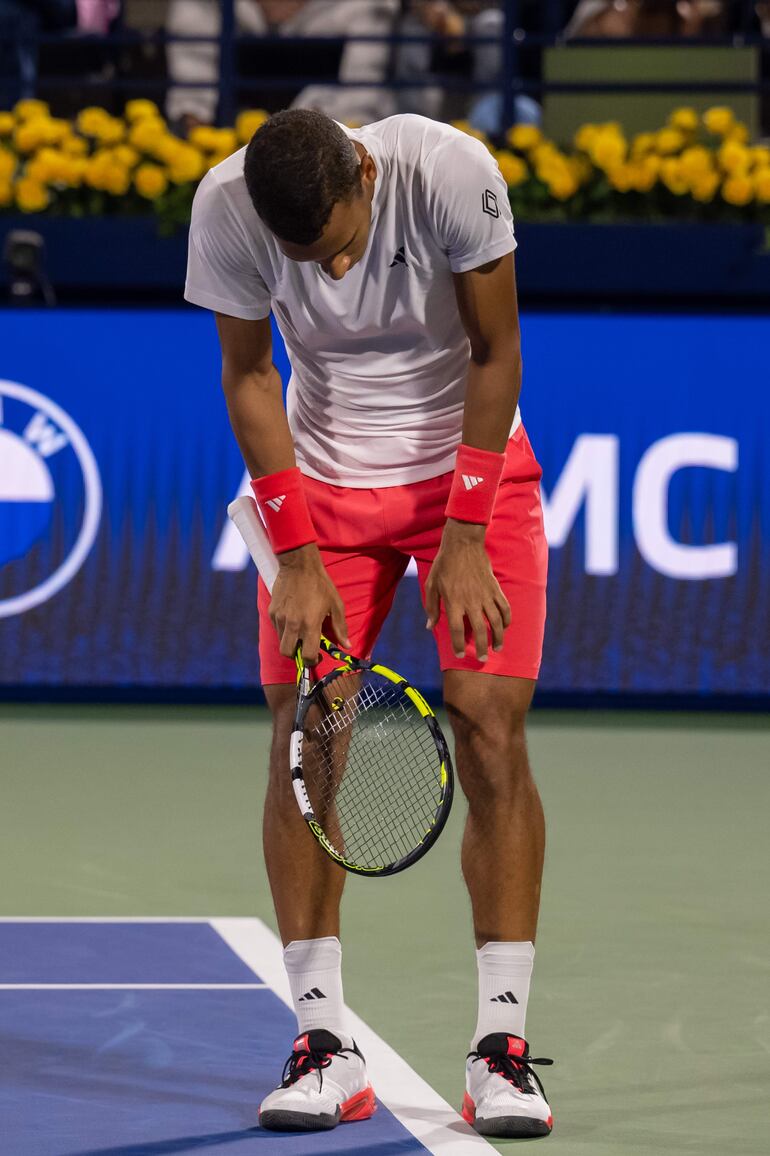 El canadiense Felix Auger-Aliassime (24 años) no logra encontrar consuelo a su mal juego de esta mañana en Dubái.