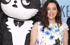 Aubrey Plaza, con su bebé a bordo, y Kevin (la mascota) al llegar a la proyección especial de "Kevin" de Amazon Prime en Nueva York. (Michael Loccisano/Getty Images/AFP)