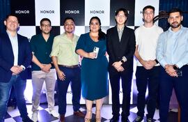 Luis Acosta, Alex Ramírez, Aquile Sánchez, Jazmín Núñez, Jonas Xu, Franco Ramírez y Diego Zaragoza, en el lanzamiento de HONOR 90.