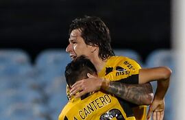 Alexis Cantero abraza a Federico Santander, goleadores del Indio ante el Danubio.