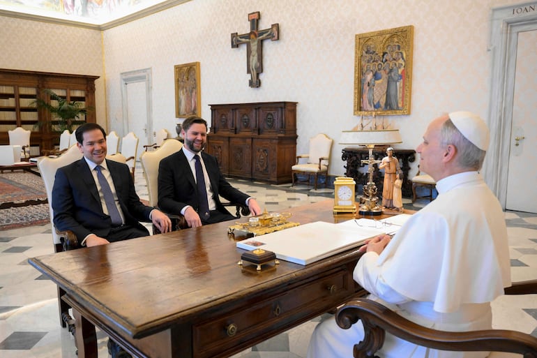 El papa León XIV (d) recibió en 2025 al secretario de Estado, Marco Rubio y al vicepresidente de Estados Unidos, James D. Vance (d).