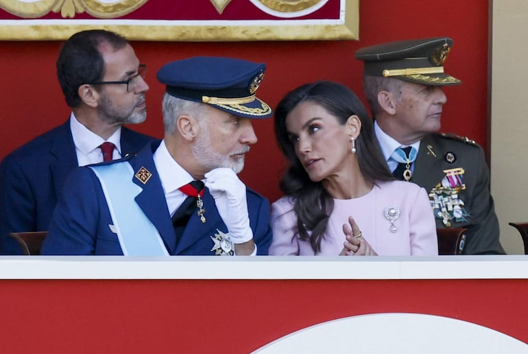 El rey Felipe VI y la reina Letizia presidieron el desfile militar en Madrid. (EFE/ Ballesteros)
