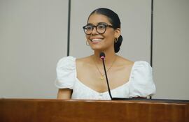 Majo Cabrera se mostró muy feliz al recibir el homenaje en la Cámara de Senadores.