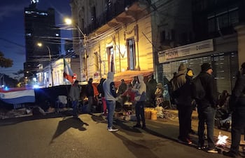 En la foto, los campesinos de distintas organizaciones cierran la calle frente al Ministerio de Urbanismo.