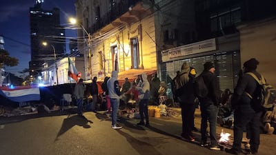 En la foto, los campesinos de distintas organizaciones cierran la calle frente al Ministerio de Urbanismo.