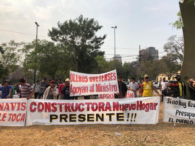 En los carteles que portaron manifestantes, van firmas de empresas en defensa del programa que permite transferencias directas sin control ciudadano.
