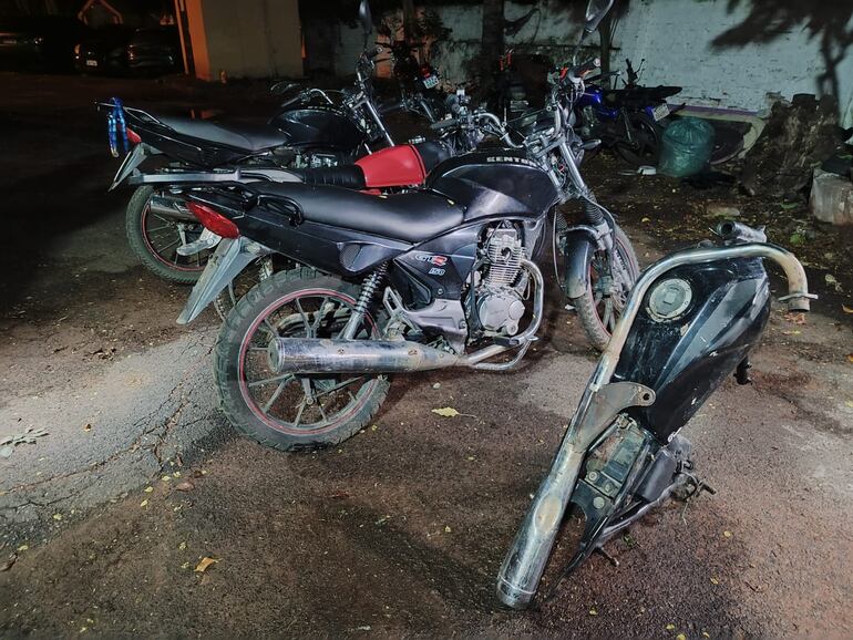 Motos y chasis recuperados durante el procedimiento.