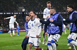 El centrocampista de Kosovo, Florent Muslija, celebra con sus compañeros tras anotar el tercer gol de su equipo durante el partido de fútbol de semifinales del play-off de la fase de clasificación europea para la Copa Mundial de la FIFA 2026 entre Eslovaquia y Kosovo, en Bratislava.