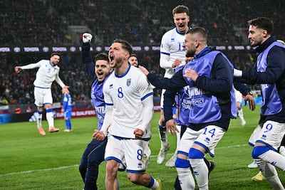 El centrocampista de Kosovo, Florent Muslija, celebra con sus compañeros tras anotar el tercer gol de su equipo durante el partido de fútbol de semifinales del play-off de la fase de clasificación europea para la Copa Mundial de la FIFA 2026 entre Eslovaquia y Kosovo, en Bratislava.