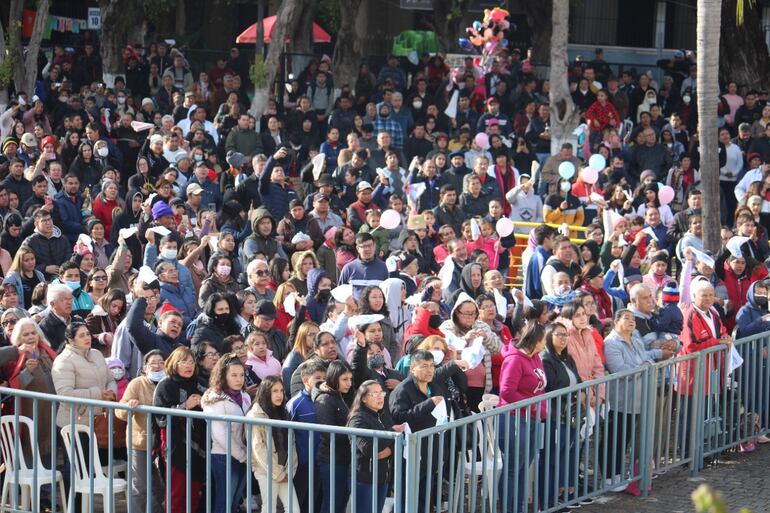Con pañuelos y globos blancos rezaron por la paz en la explanada de la Basílica de Caacupé.