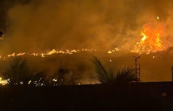 Incendio de gran magnitud afecta al Parque Ecológico de Fernando de la Mora