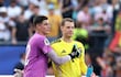 Orlando Gill de Paraguay y Manuel Neuer de Alemania se abrazan antes de la tanda de penaltis durante el partido de dieciseisavos de final de la Copa Mundial de la FIFA 2026 entre Alemania y Paraguay en el Boston Stadium.