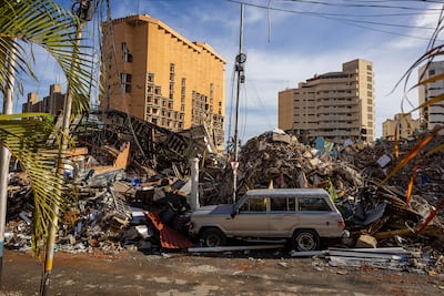 Fotografía que muestra escombros de edificaciones destruidas en Catia La Mar, La Guaira (Venezuela).