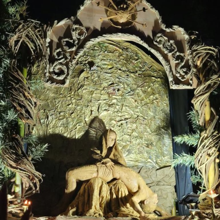 Los integrantes se esmeran en cada detalle de la obra de cuadros vivientes.