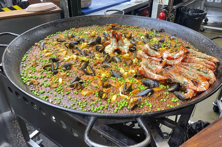 El mercado gastronómico de Borough, uno de los más populares de Londres, recibe a diario largas colas de visitantes para comprar una porción de paella en el puesto de arroces que causa furor entre los turistas y visitantes y donde se venden más de 1.000 raciones a diario.