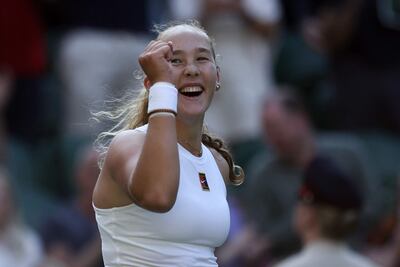 La rusa Mirra Andreeva festeja su paso a los cuartos de final de Wimbledon.