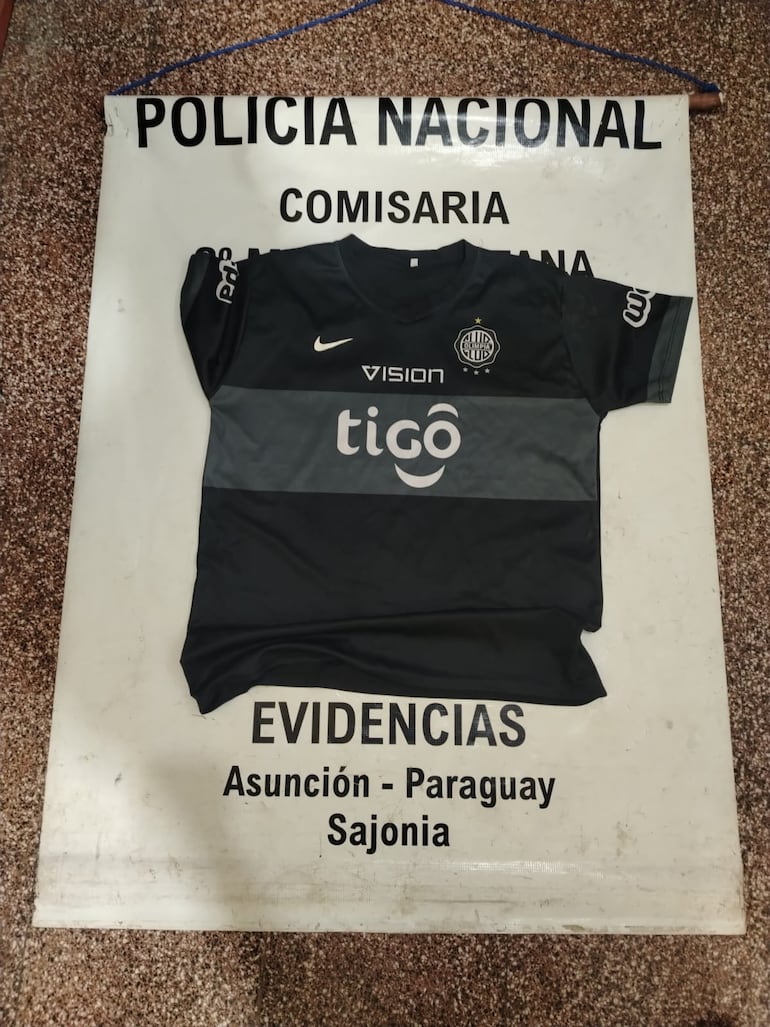 Un hincha fue aprehendido por intentar ingresar al sector norte de Cerro Porteño, con una camiseta de Olimpia.