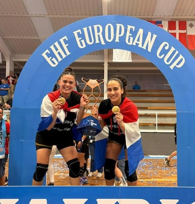 Ariana Portillo y Jazmín Mendoza celebran el título de la European Cup con su equipo el Atlético Guardés de España.