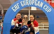 Ariana Portillo y Jazmín Mendoza celebran el título de la European Cup con su equipo el Atlético Guardés de España.