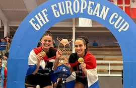 Ariana Portillo y Jazmín Mendoza celebran el título de la European Cup con su equipo el Atlético Guardés de España.