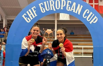 Ariana Portillo y Jazmín Mendoza celebran el título de la European Cup con su equipo el Atlético Guardés de España.
