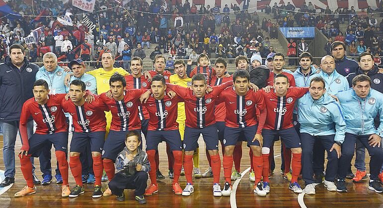 Plantel de Cerro Porteño, campeón de la  Libertadores 2016, que se disputó en nuestro país. La delegación viaja hoy a Uruguay.