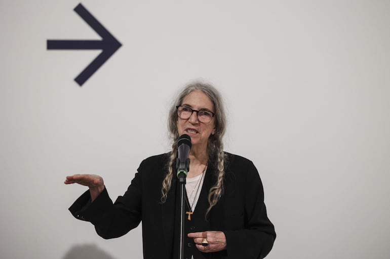Patti Smith durante la apertura de una exposición en Lisboa, Portugal, en el año 2024.
