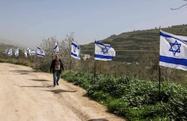 Banderas plantadas por colonos israelíes cerca de la ciudad de Nablus, en Cisjordania ocupada.