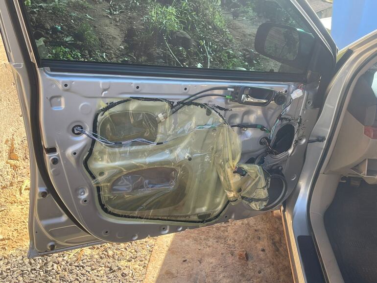 El rodado fue sometido a modificaciones como por ejemplo, el retiro del tapizado de las puertas.