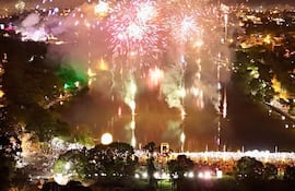 El show de fuegos artificiales en el Lago de la República de Ciudad del Este.