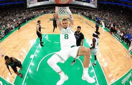 Kristaps Porzingis, jugador de Boston Celtics, en el primer partido de las finales de la NBA contra Dallas Mavericks en el TD Garden, en Boston, Massachusetts.
